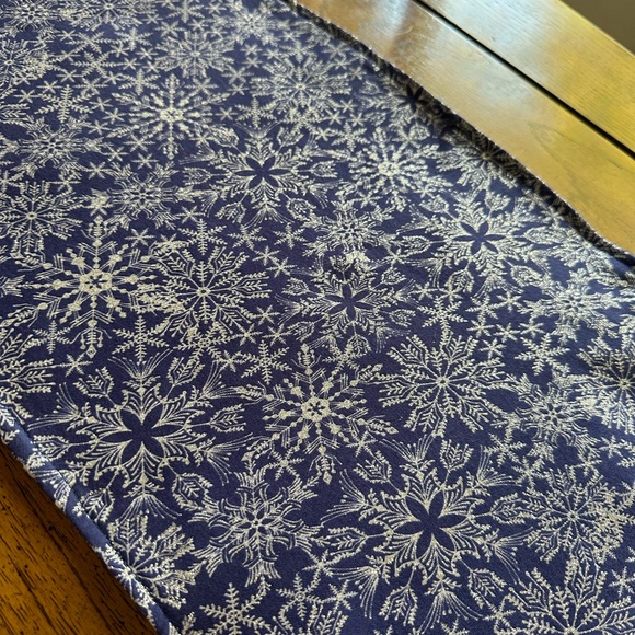 Winter Royal Blue & Silver snowflakes sparkling affect 12 x 56 inch table runner - Picture 4 of 11